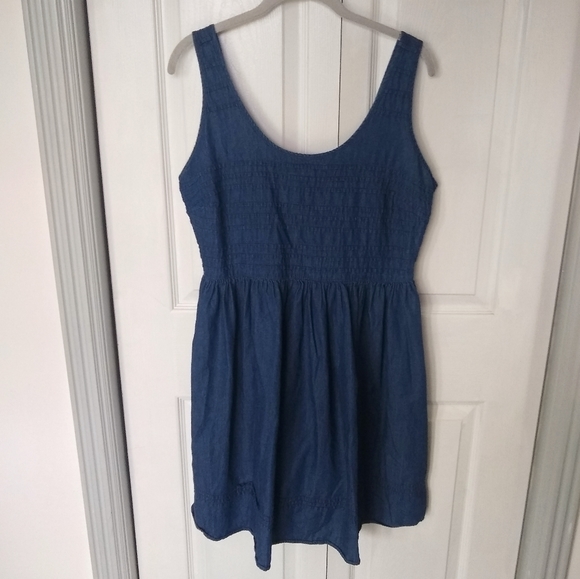 Old Navy Dresses & Skirts - 🐑 3/$20 Women's chambray sundress